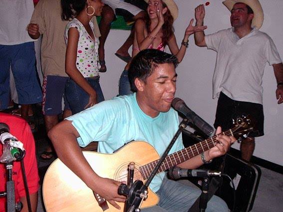 Historia de la famosa canción "Todo de cabeza" de Kaleth Morales