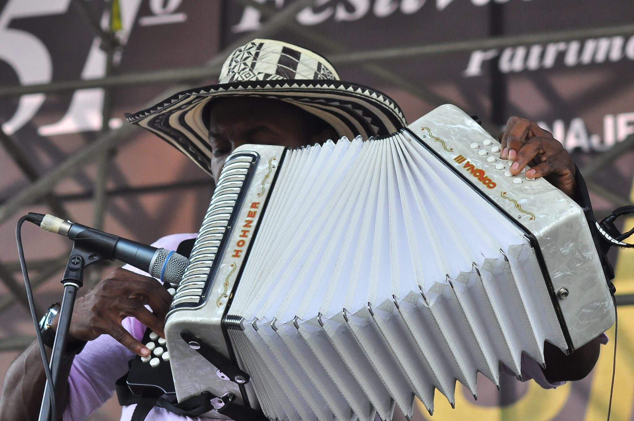Ante la solicitud de acordeoneros, compositores y verseadores, la Fundación Festival de la Leyenda Vallenata decidió ampliar el periodo de inscripciones hasta el próximo sábado seis de abril a las 11:00 de la mañana. Cabe recordar que inicialmente el plazo estaba hasta el sábado 30 de marzo. “El Festival de la Leyenda Vallenata continúa con las puertas abiertas para los principales protagonistas; de la mejor manera atendimos la solicitud para que sean partícipes y se unan a la gestión de conservar y promover el folclor vallenato. La idea es que nadie se quede sin concursar porque todo el mundo viene al Festival”, subrayó el presidente de la Fundación, Rodolfo Molina Araújo. Hasta la fecha, el consolidado general de las inscripciones para el 52 Festival de la Leyenda Vallenata, ‘Vallenato para el mundo’, es el siguiente: acordeón profesional, 65; acordeón aficionado, 51; acordeón juvenil, 39; acordeón infantil, 27; acordeoneras categoría mayor, 7; acordeoneras categoría menor, 9; piqueria mayor, 57; piqueria infantil, 12; piloneras mayores, 80; piloneras juvenil, 26; piloneras infantil, 19, y canción Vallenata Inédita, 191 (111 paseos, 44 merengues, 17 sones y 19 puyas).