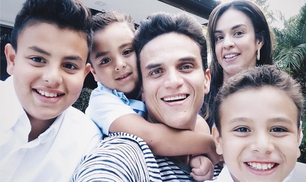 Pieri es una mujer muy parca, recatada, no tiene redes sociales y poco le gusta salir en cámara. La personalidad de ella es el polo opuesto a la de su marido. Lo poco que ha contado Silvestre es que llegó a separarse de su mujer por los excesos, pero entró en razón y con una canción compuesta para ella llamada ‘Calidad de vida’ pudo conquistarla y llevarla al altar. Actualmente vive en Miami junto a sus tres pequeños hijos y según ella la familia no dejará de crecer hasta que llegue la niña. Sin duda Silvestre no pudo conseguir una mejor mujer en la vida. Hoy en día llevan un matrimonio muy estable.