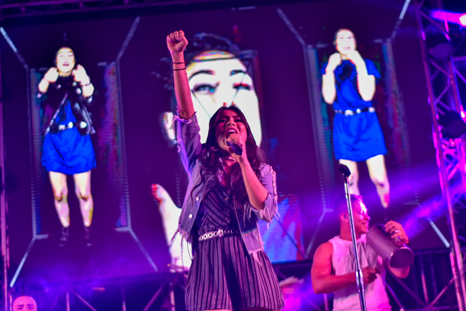 Karen Lizarazo alza su "VOZ DE MUJER"