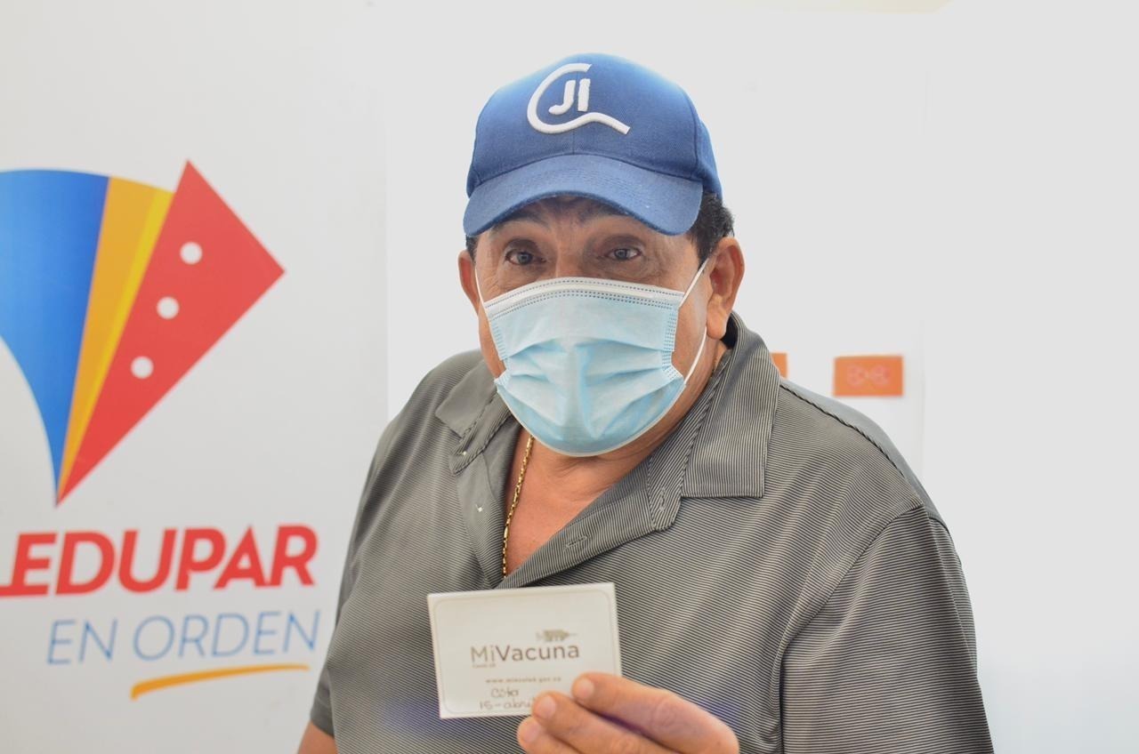 Poncho recibe vacuna contra el Covid-19